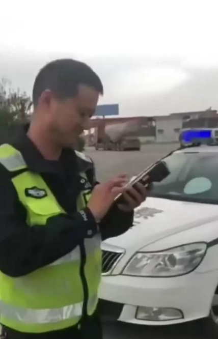 大货车司机让交警给自己开罚单视频 抖音最近很火的交警开罚单你怎么看