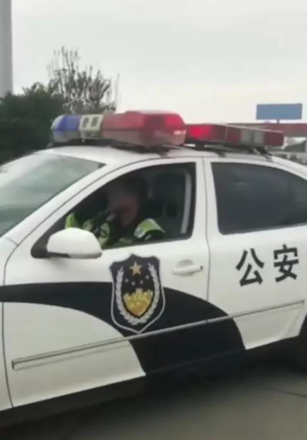 大货车司机让交警给自己开罚单视频 抖音最近很火的交警开罚单你怎么看