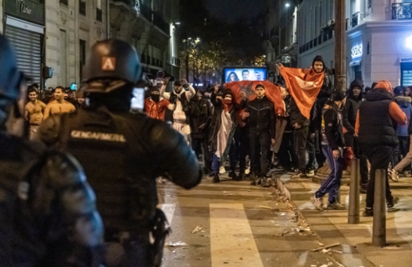 球迷巴黎街头狂欢引骚乱 警方发射瓦斯驱散